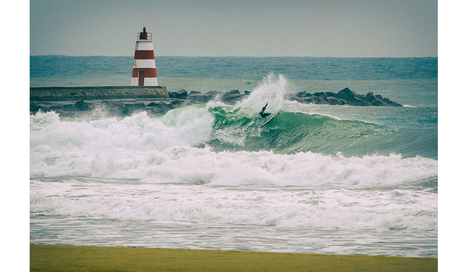 Marlon Lipke\'s power carves are perfect for this wedgy wave. Photo: <a href= \"http://joaobracourt.com/\" target=_blank>Joao Bracourt.</a>