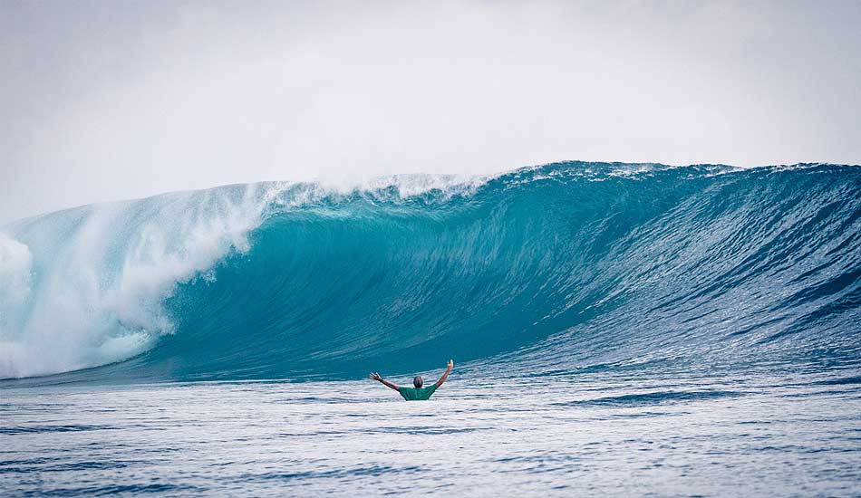 And in the blue corner, we have Kandui. Paul Clark squaring up to his heavyweight opponent only 30 minutes before suffering a horrific shoulder dislocation and almost a year out of the water. Photo: <a href=\"http://johnbarton.net.au/\">John Barton</a>