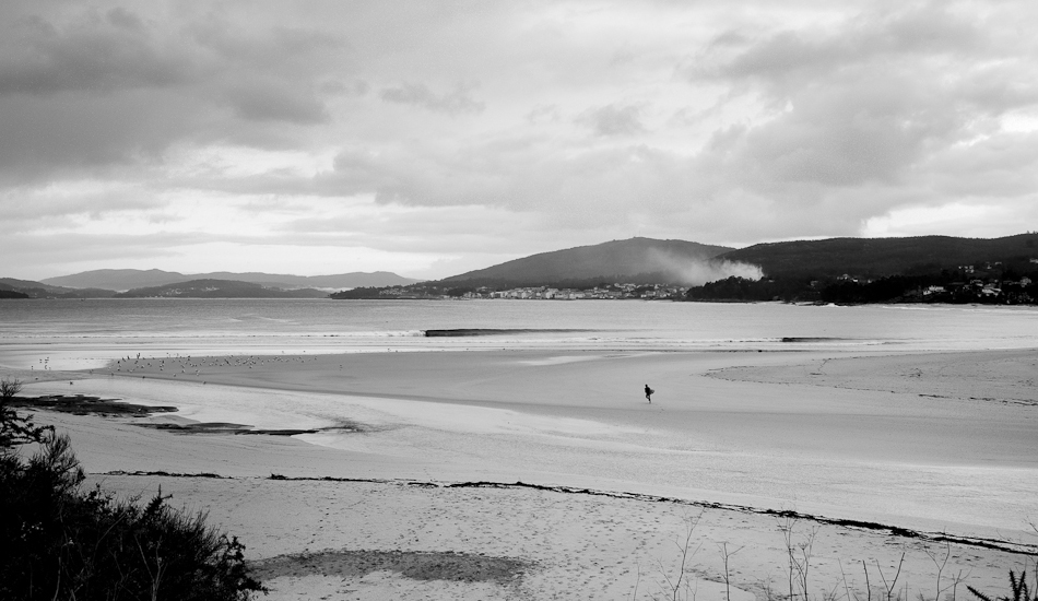 Cold but good in a lonely beach of north of Spain with a very nice sandbar. Image: <a href=\"http://juanfernandezfotografo.com/\" target=\"_blank\">Fernandez</a>