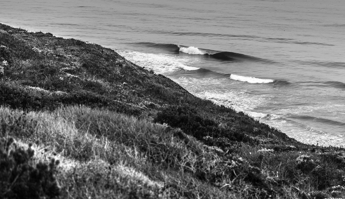 Driving along the Highway 1 is a good way to find a perfect and empty lineup. Especially in the summer time when the winds are offshore.