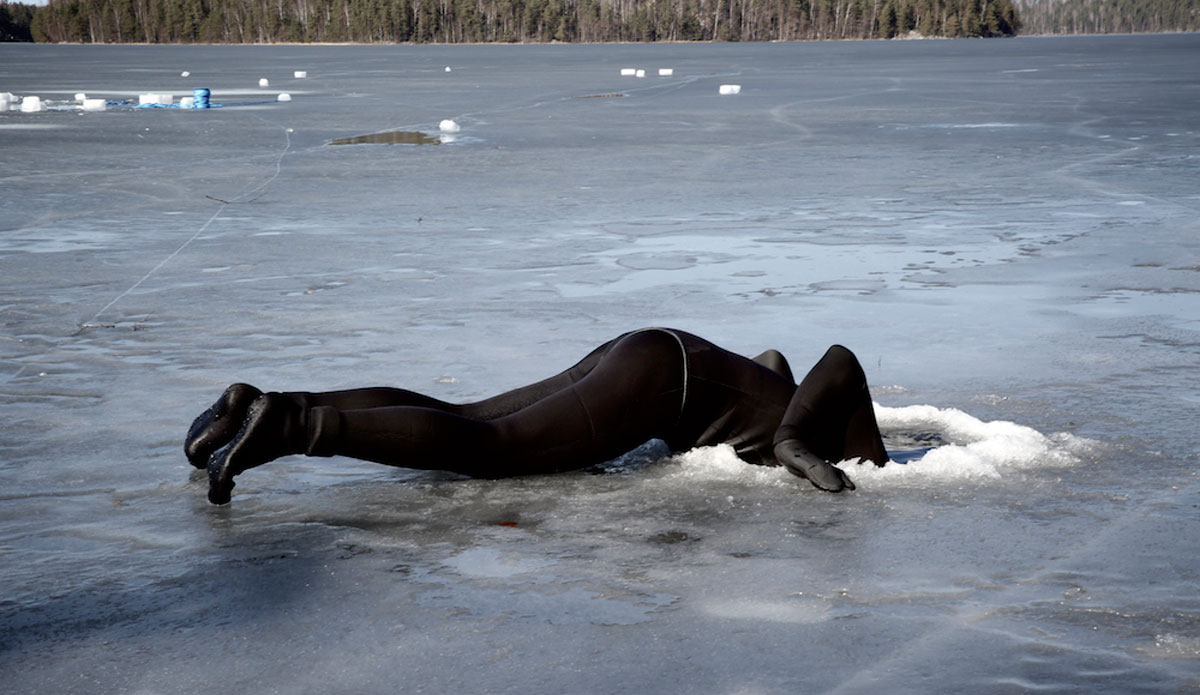 Freediver Igor Liberati getting his face use to the cold water. Photo: <a href=\"http://liabarrettphotography.com/\" target=_blank>Lia Barrett</a>