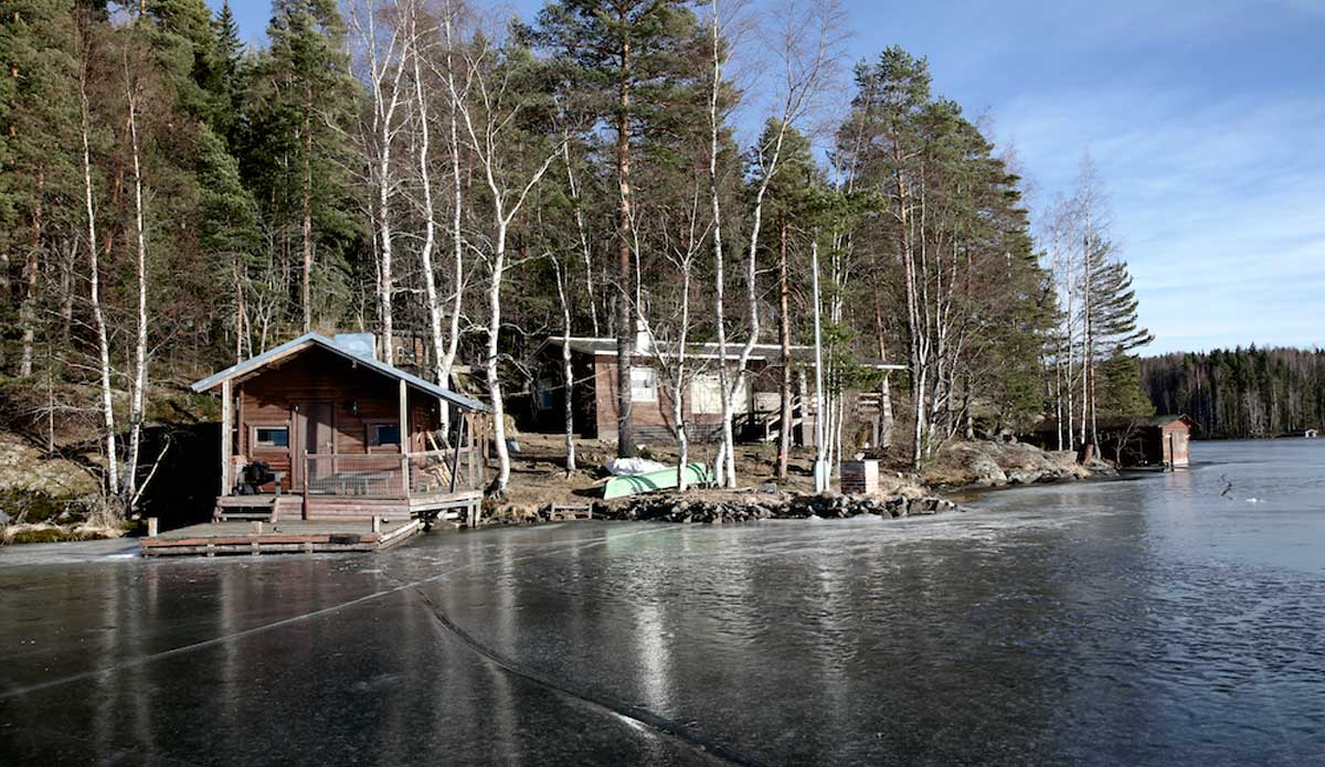 A view of the sauna from the ice. Photo: <a href=\"http://liabarrettphotography.com/\" target=_blank>Lia Barrett</a>