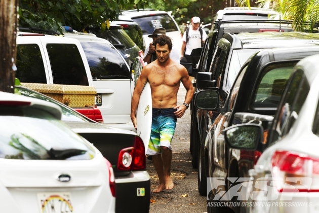 As the surfers arrived to Hawaii, the heat was on. Parko, headed to the beach. Photo: ASP