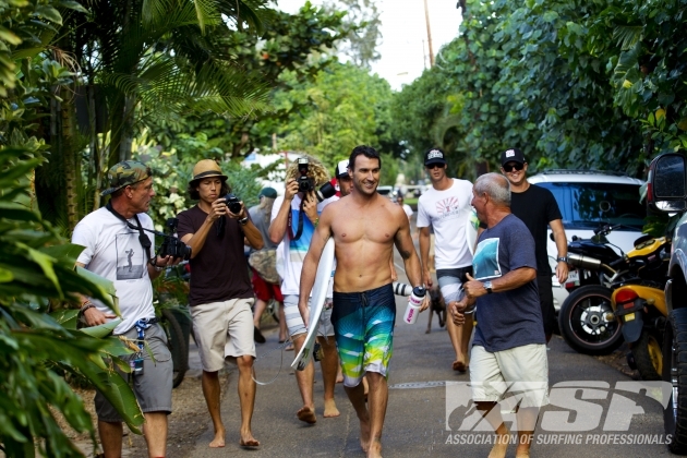 Joel Parkinson preparing for the 2012 Pipe Masters. Image: ASP