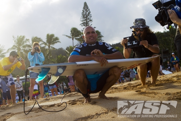 Kelly Slater preparing to paddle out at Pipeline. Image: ASP