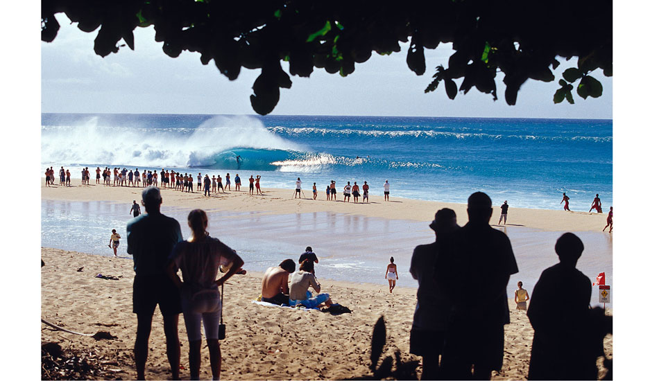 62.	Spectators watching big Pipeline waves, on the north shore of Oahu, Hawaii.  Photo: <a href=\"http://seandavey.com//\" target=_blank>Sean Davey</a>