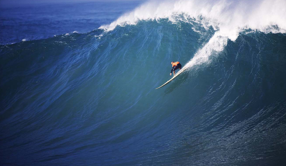 PERFECT 1O. 
Kelly Slater\'s Perfect 10 at the 2010 In Memory of Eddie Aikau. Photo: <a href=\"http://www.luciagriggi.com\" target=\"_blank\">Lucia Griggi</a>