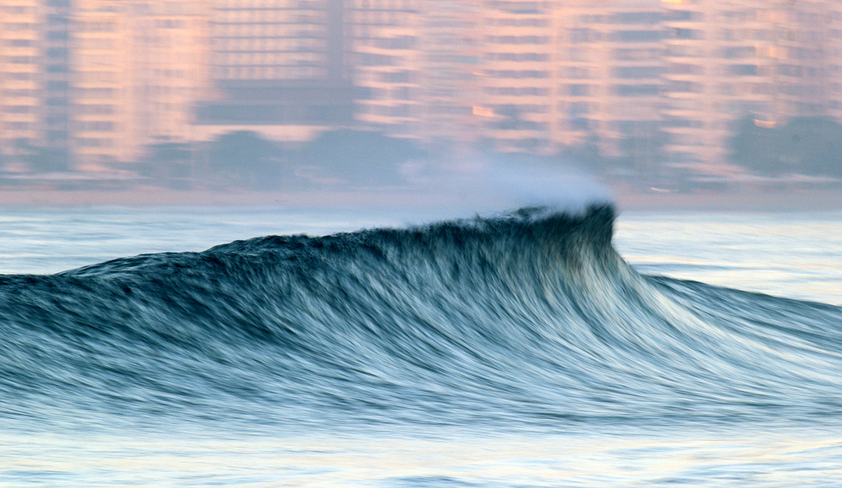 Beautiful morning wave with the city of Rio de Janeiro behind. Photo: Luiz Blanco