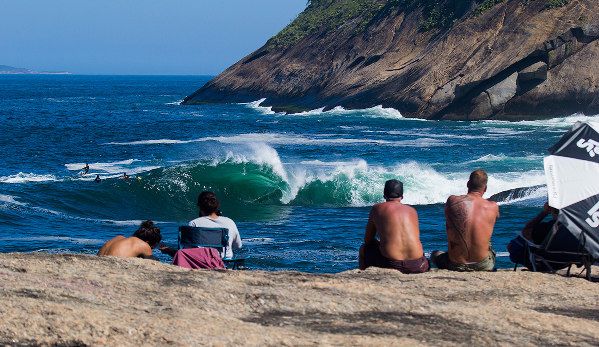 This is a slab in Niterói — one of the best and heaviest waves around, breaking just in front of a big rock that allows people to watch the action close enough to feel the power of the waves.