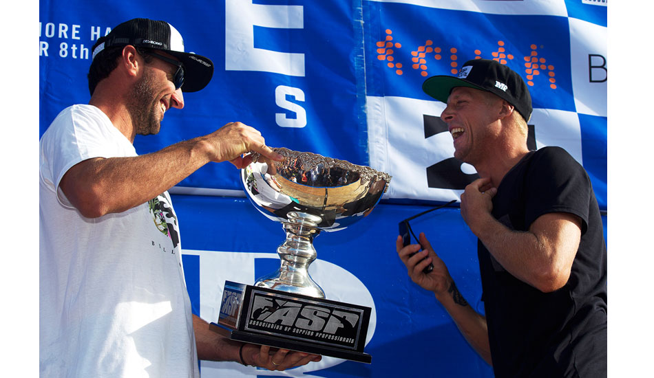 Defending world champ presents current world champ with the trophy. Photo: <a href=\"http://mattdunbar.com.au\">Matt Dunbar</a>