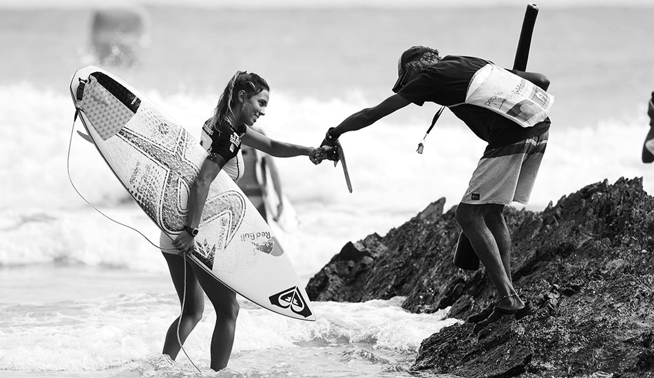 Sally is greeted by the iconic didgeridoo player before her heat. Photo: <a href=\"http://mattdunbar.com.au\">Matt Dunbar</a>