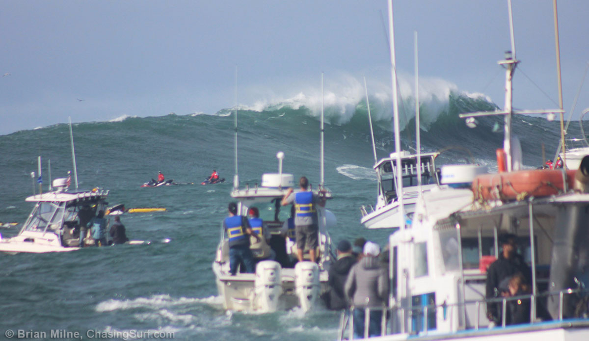 Spectators watch from the channel. Photo: <a href=\"http://www.chasingsurf.com/\">Brian Milne</a>