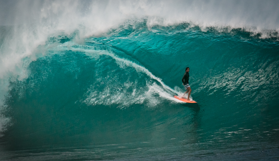 A soul arch on another huge day at Pipe. Photo: <a href=\"https://www.facebook.com/SCsurfshots\">Mike Healey</a>