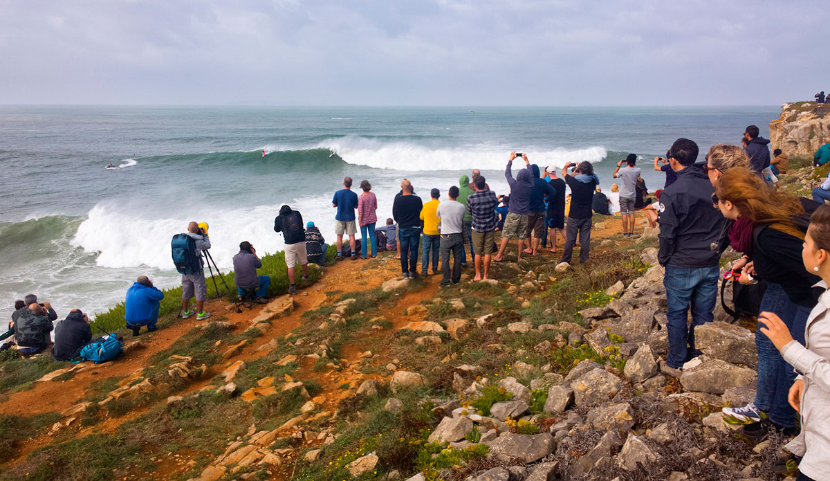 In the end it was still paddle-able and a bunch of guys were on it. Photo: <a href=\"https://joaobracourt.wordpress.com/\"> João Bracourt</a>