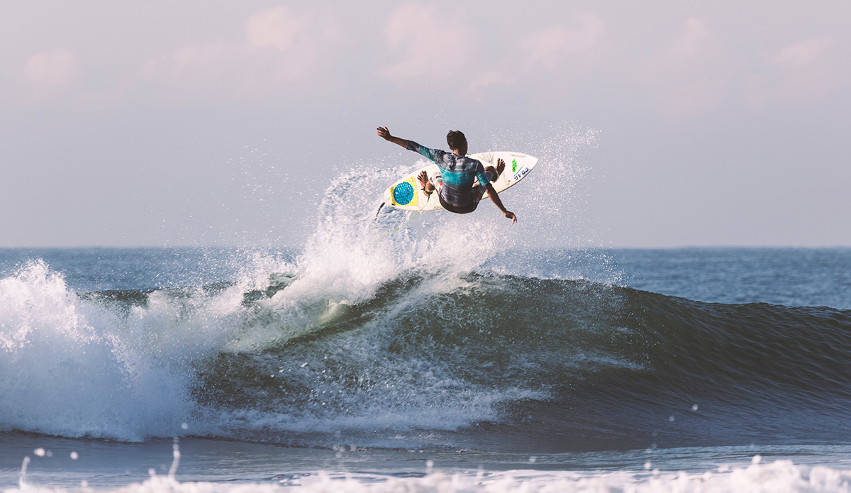 Local air master, showing the groms how it’s done. Photo: <a href=\"http://www.kheperphoto.com/\">Paola Núñez Linares</a>