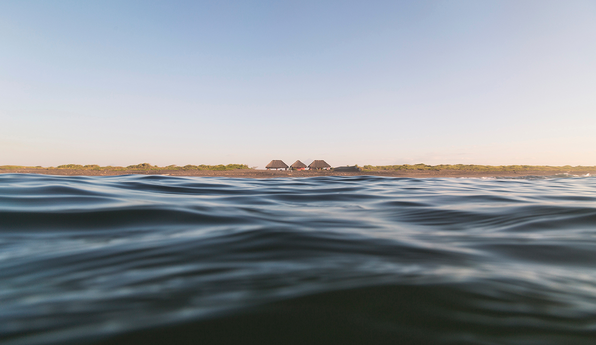 A sight of the shore on a quiet sunny day in the Pacific coast. Just a couple of lonely “ranchos” and the sea. Photo: <a href=\"http://www.kheperphoto.com/\">Paola Núñez Linares</a>