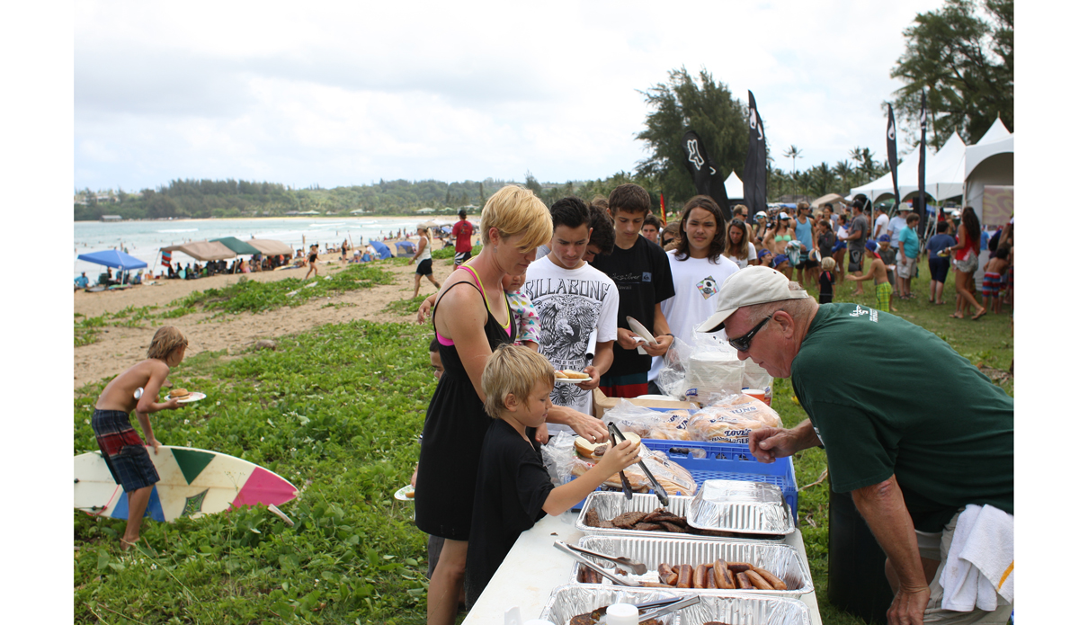 Local catering from Hanalei Gourmet served up delicious hamburgers and hot dogs. Photo: <a href=\"http://www.danegrady.com/\">Dane Grady</a>