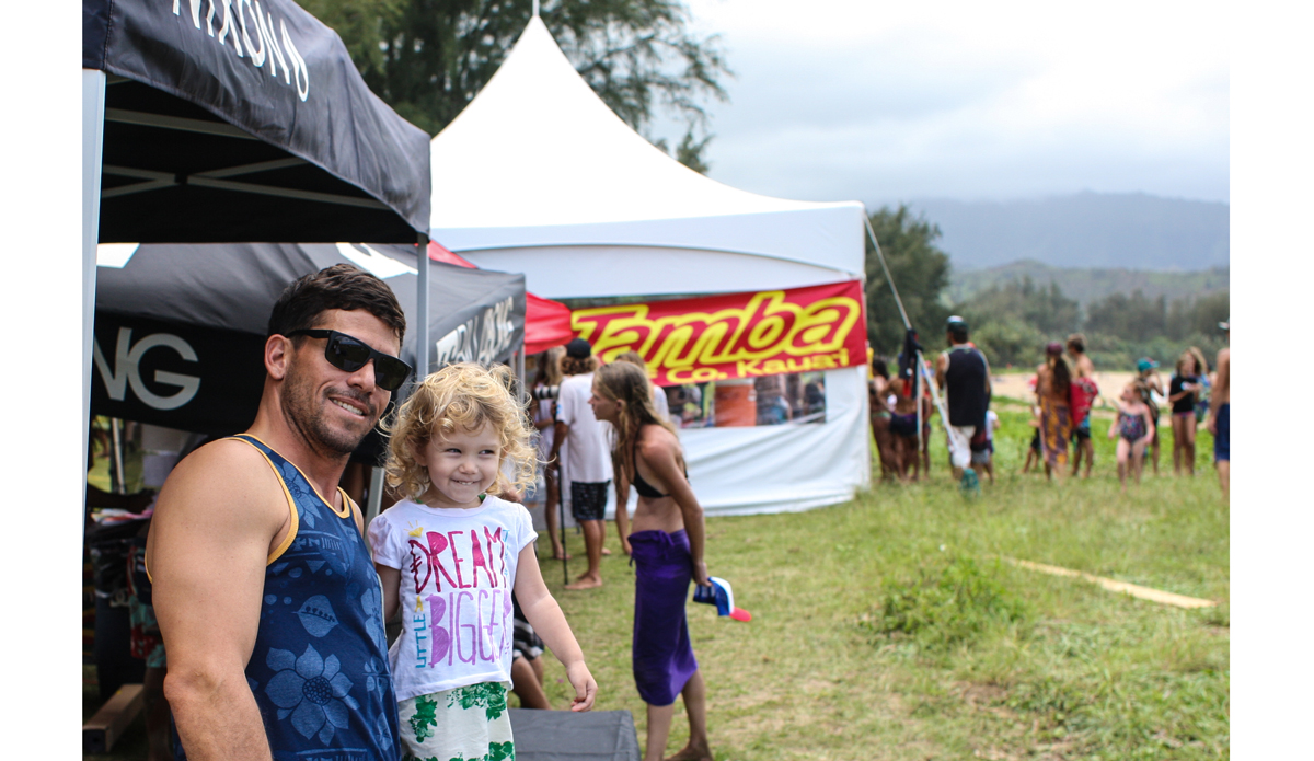 Kamalei Alexander grabs a quick pose with is daughter. Photo: <a href=\"http://www.danegrady.com/\">Dane Grady</a>