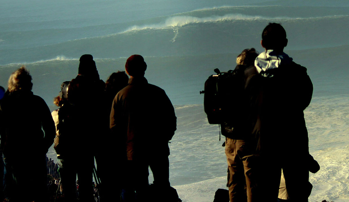 All eyes on the brave surfers.  Photo: <a href=\"https://www.facebook.com/profile.php?id=100008446928071\"> Jose Pinto</a>