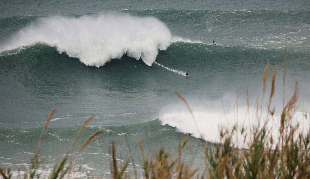 Sebastian Steudtner running from the wild waves. Photo: <a href=\"https://www.facebook.com/jose.pinto.31521\">Jose Pinto</a>