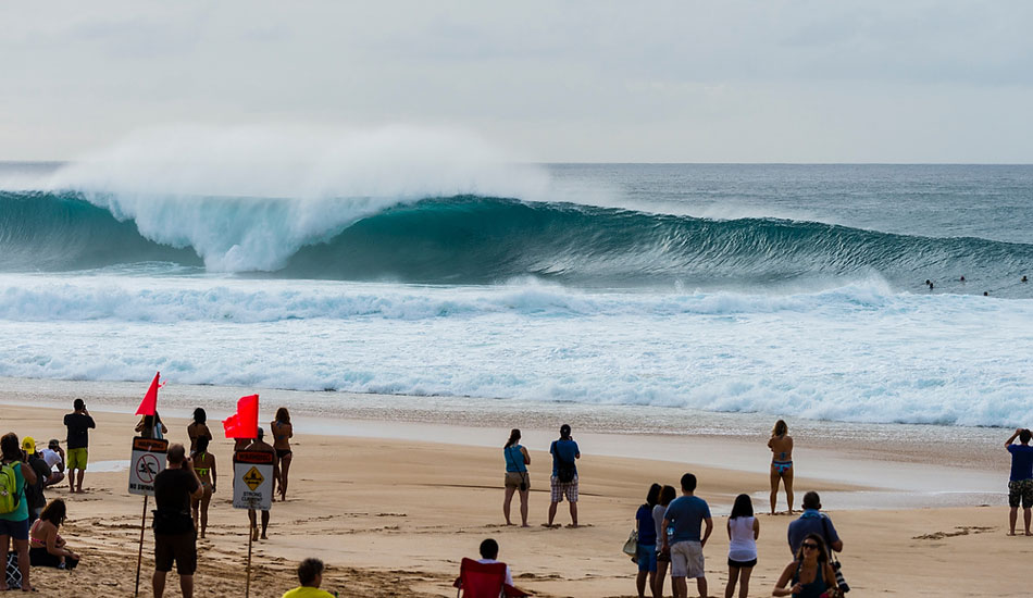 Pipeline line-up. Photo: <a href=\"http://www.joliphotos.com/\">Peter Joli Wilson</a>