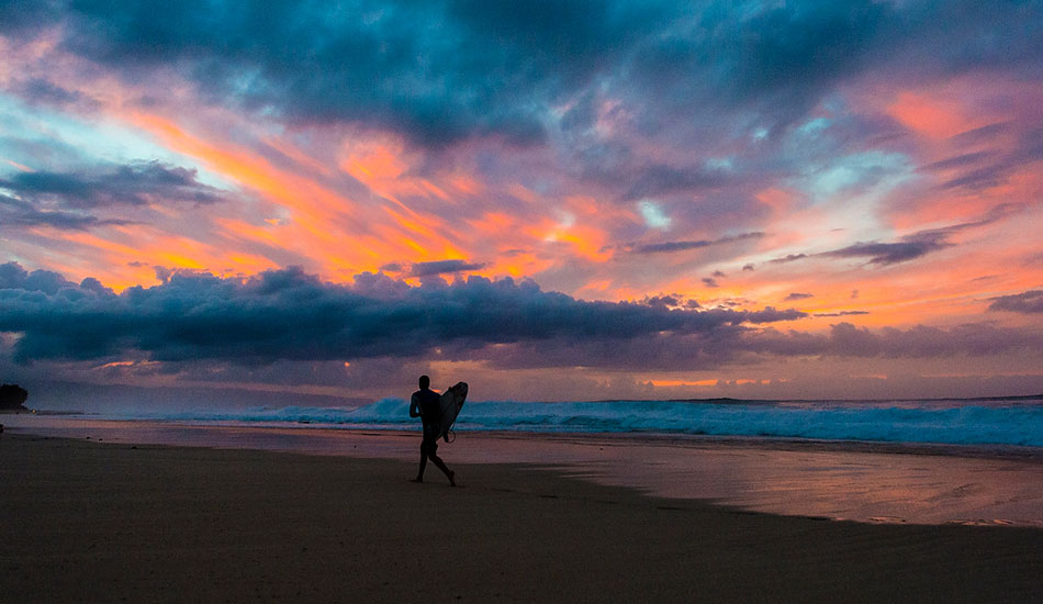 Fiery sunset at Pipeline. Photo: <a href=\"http://www.joliphotos.com/\">Peter Joli Wilson</a>