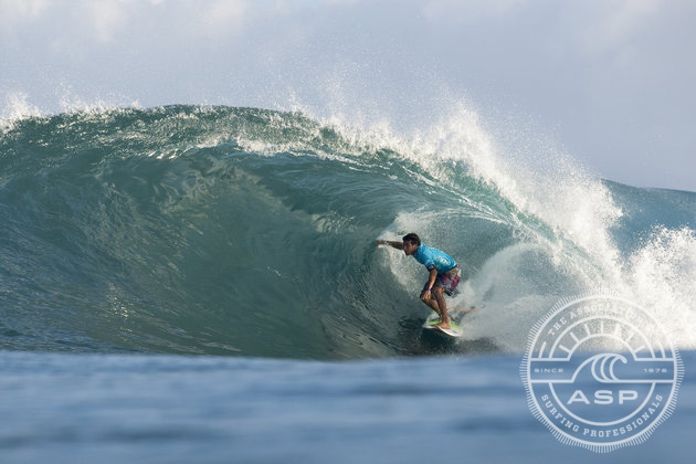 Flores took out barrel master and veteran Kieren Perrow in the finals to seize his first Pipe Masters title. Photo: ASP