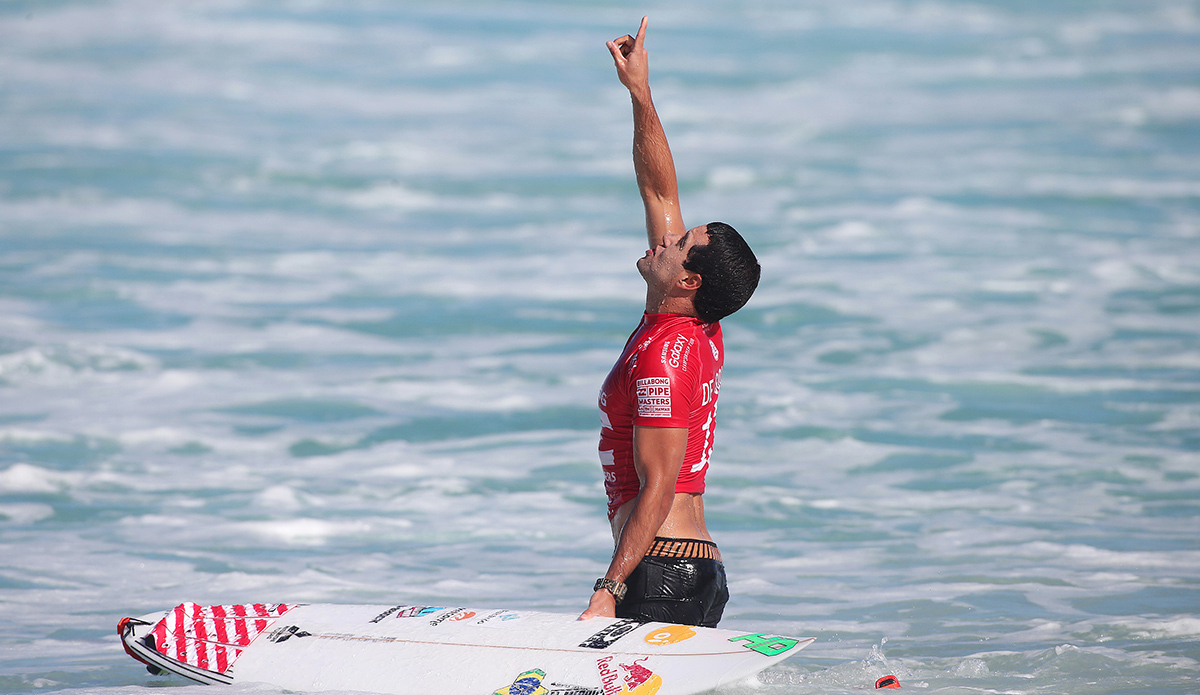 Adriano De Souza of Brasil points to the sky after his  Quarterfinal victory at the Buillabong Pipe Masters. Photo: WSL/Laurent Masurel