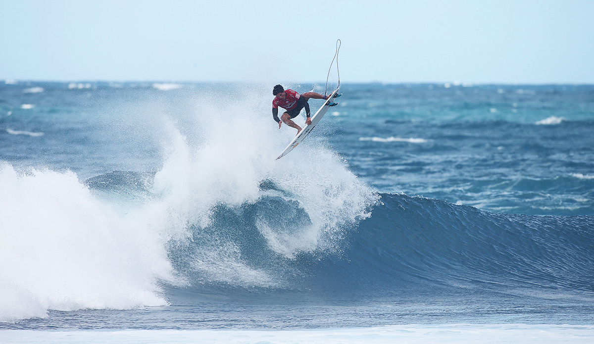 Gabriel Medina of Brasil winning his Semfinal heat at the Billabong Pipe Masters. Photo: WSL / Masurel