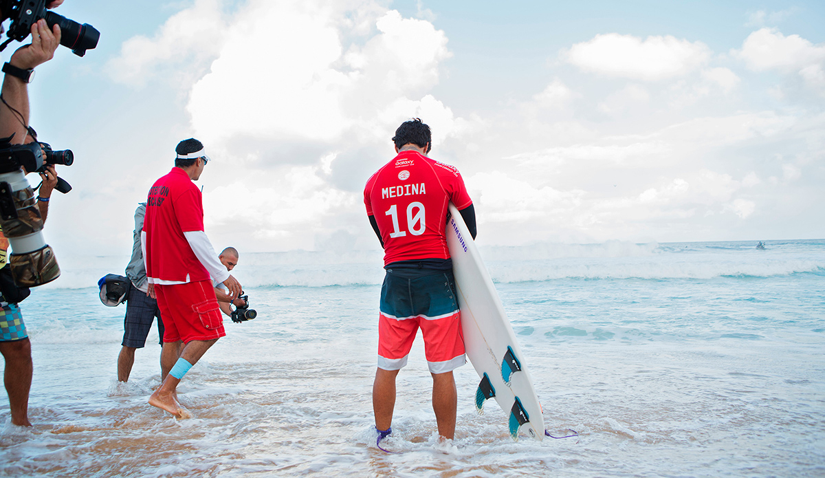 Gabriel Medina of Brasil prays before his Quarterfinal Heat at the Billabong Pipe Masters. Photo: WSL / Kirstin