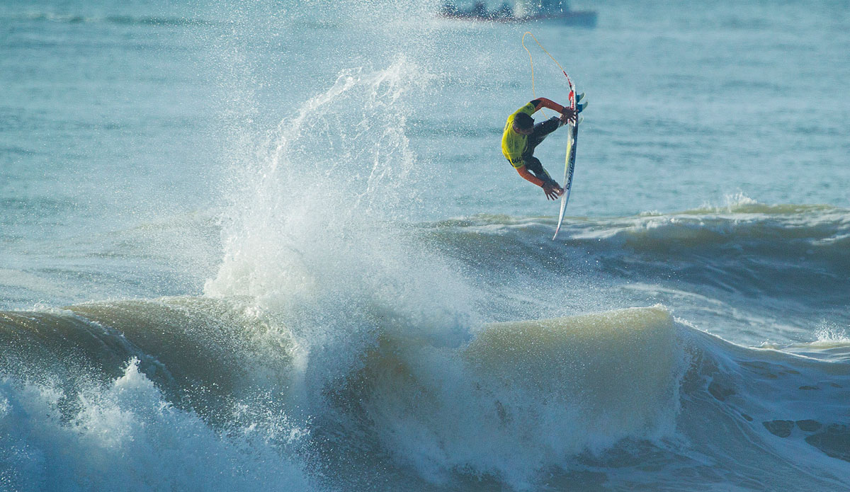 Gabriel Medina was eliminated during Round 3 of the Moche Rip Curl Pro in Portugal. Brett Simpson defeated Medina by less than a point – the final score was 12.50 to Medina\'s 12.06 (both out of a possible 20.00). Medina inexplicably left the heat with nearly three minutes left on the clock.  Photo: <a href=\"http://www.aspworldtour.com/\">Damien Poullenot</a>