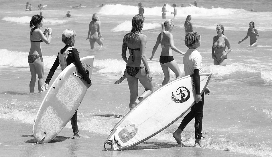 Groms making their way out through a sea of… © Jared Aufrichtig