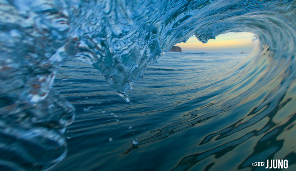 Love the wave.  Photo: <a href=\"http://www.jungphoto.com/\" target=_blank>Justin Jung</a>.