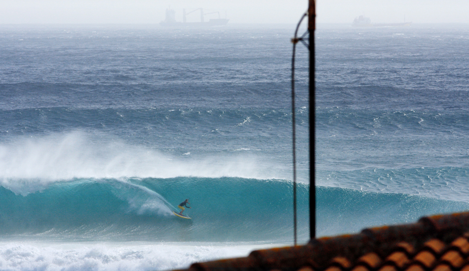 The Big Friday: Tarifa es conocida en todo el mundo por sus condiciones de fuerte viento ( Kitesurfers & windsurfers paradise ) pero hay veces que se alinean los planetas y salen sesiones epicas con sets de tres metros rompiendo de forma perfecta. Christophe Rouget SUP.
The Big Friday: Tarifa is known worldwide for its high wind conditions (kitesurfing & windsurfing paradise) but sometimes the planets align and epic sessions come with three meter sets breaking perfectly. Christophe Rouget SUP. Image: <a href=\"http://lucashoot.blogspot.com\">Tozzi</a></em></strong>