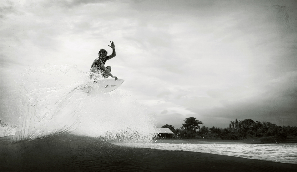 Iketut Suartha, local de Sanur, gran conocedor de Keramas, donde pasa mas tiempo en el aire que en el agua.
Iketut Suartha, local of Sanur, connoisseur of Keramas, where he spends more time in the air than in water. Image: <a href=\"http://lucashoot.blogspot.com\">Tozzi</a></em></strong>