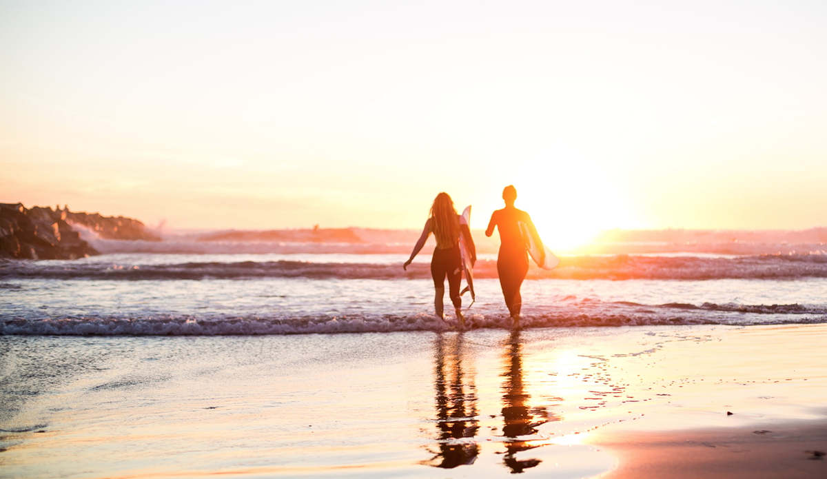 Sunset surfs with friends. Photo: <a href=\"https://instagram.com/magsymooo\">Magi Kernan</a>