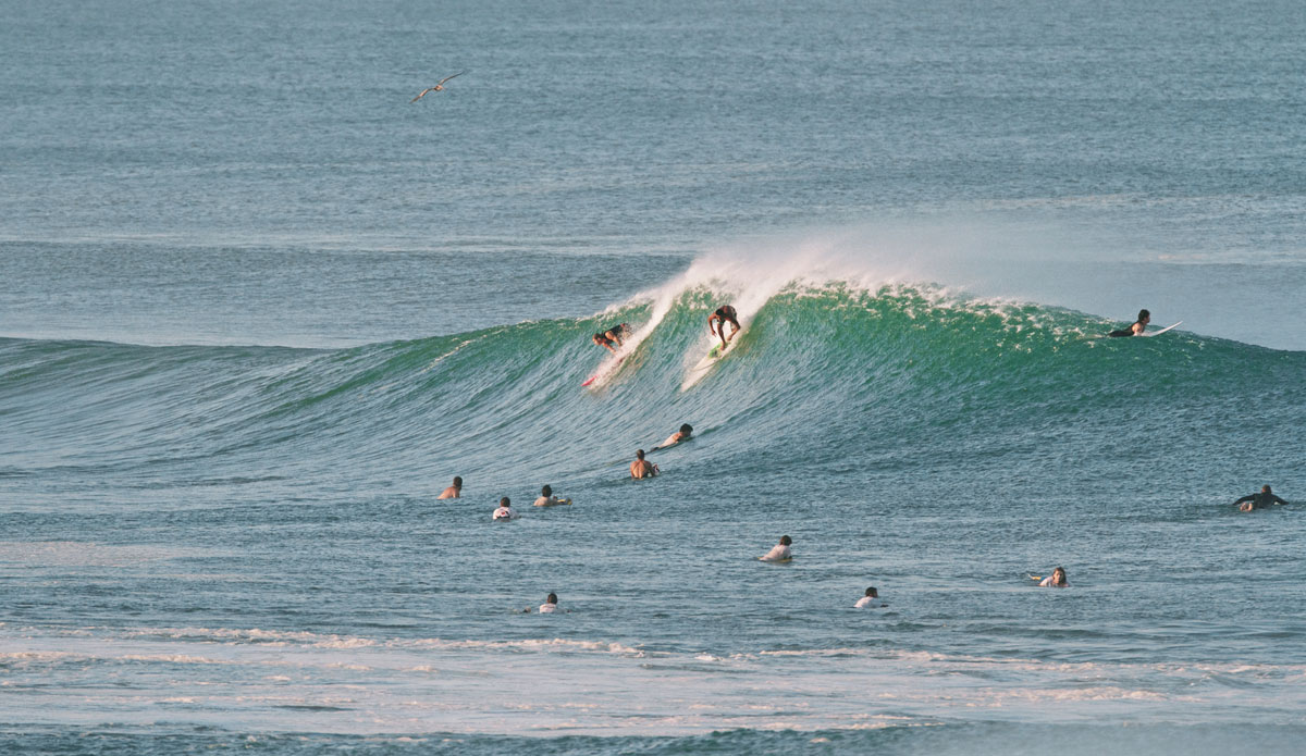 Cesar Petroni splitting the peak. Photo: <a href=\"instagram.com/cacaneves\"> Camila Neves</a>