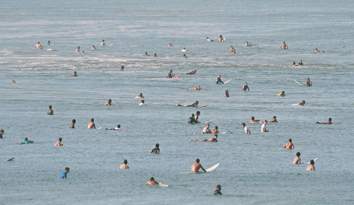 When the waves show up, so do the crowds. Photo: <a href=\"instagram.com/cacaneves\"> Camila Neves</a>