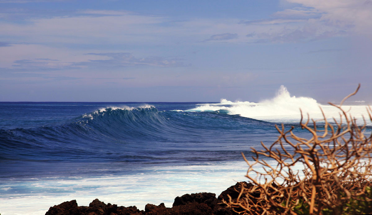 Peaks about to crash onto the reef. Photo: <a href=\"http://Instagram.com/simonjayphotos\" target=\"_blank\"> Simon Rickwood</a>