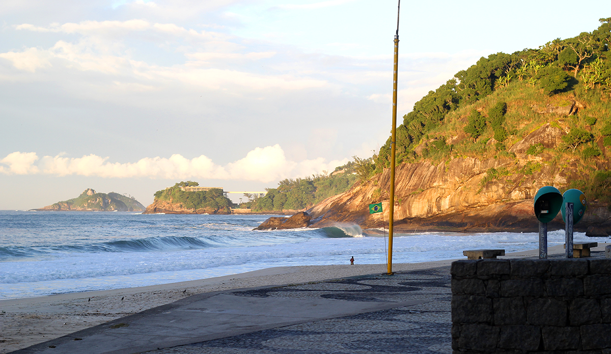 São Conrado beach has a great view of Rio de Janeiro’s beautiful mountains. It has some days of good waves too. Photo: Luiz Blanco