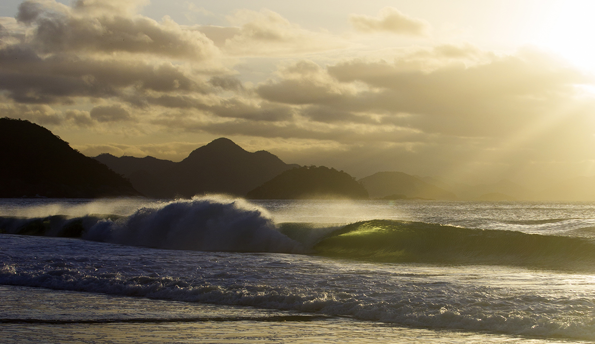 Morning waves at Copacabana Beach. Photo: Luiz Blanco