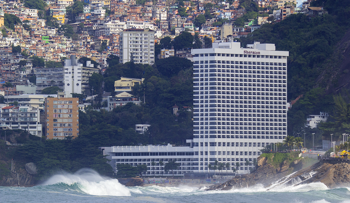 This is Leblon, a total urban beach near the “Dois Irmãos” mountain. Photo: Luiz Blanco