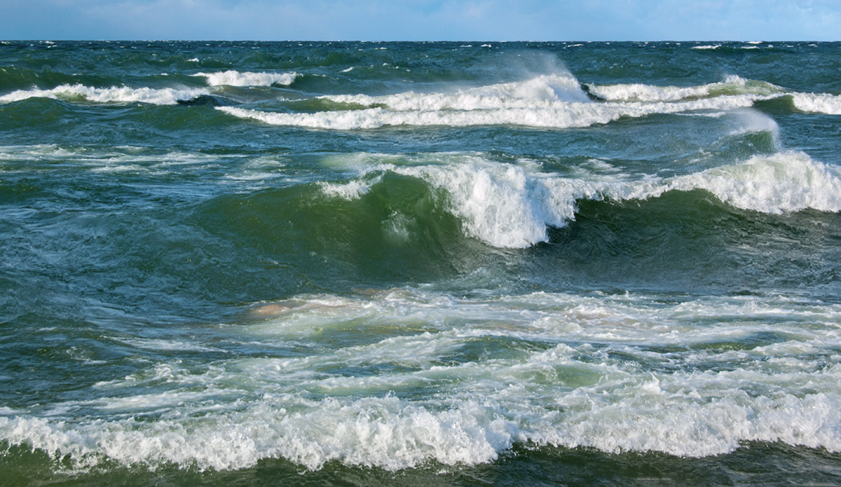 Cold front occurrence short period waves on Lake Michigan. Photo: <a href=\"www.californiametalphoto.com\">Robert Eovaldi</a>