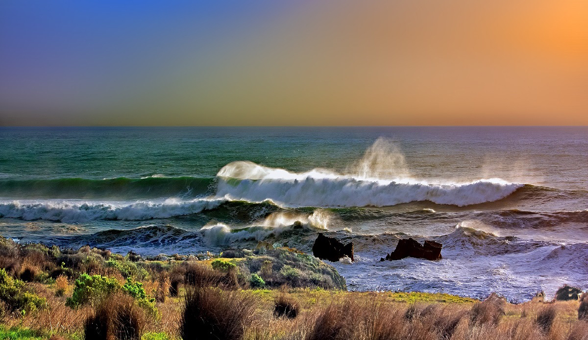 Rooster tail waves at Big Sur around sunset with a nice off shore wind. Photo: <a href=\"www.californiametalphoto.com\">Robert Eovaldi</a>