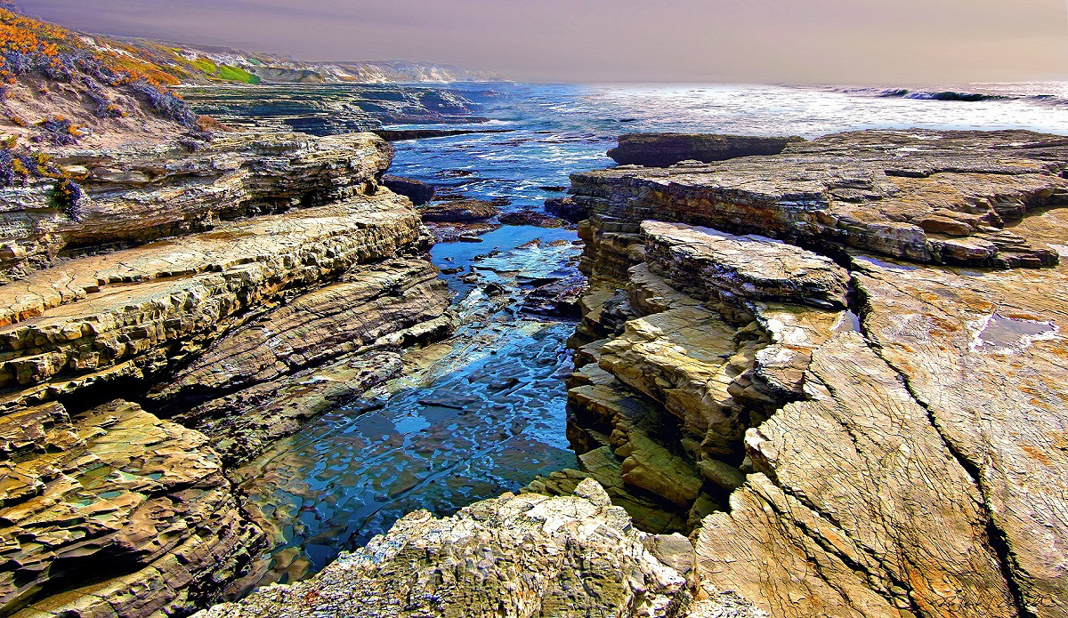 Geological crack of cliffs in the Central Coast. Photo: <a href=\"www.californiametalphoto.com\">Robert Eovaldi</a>