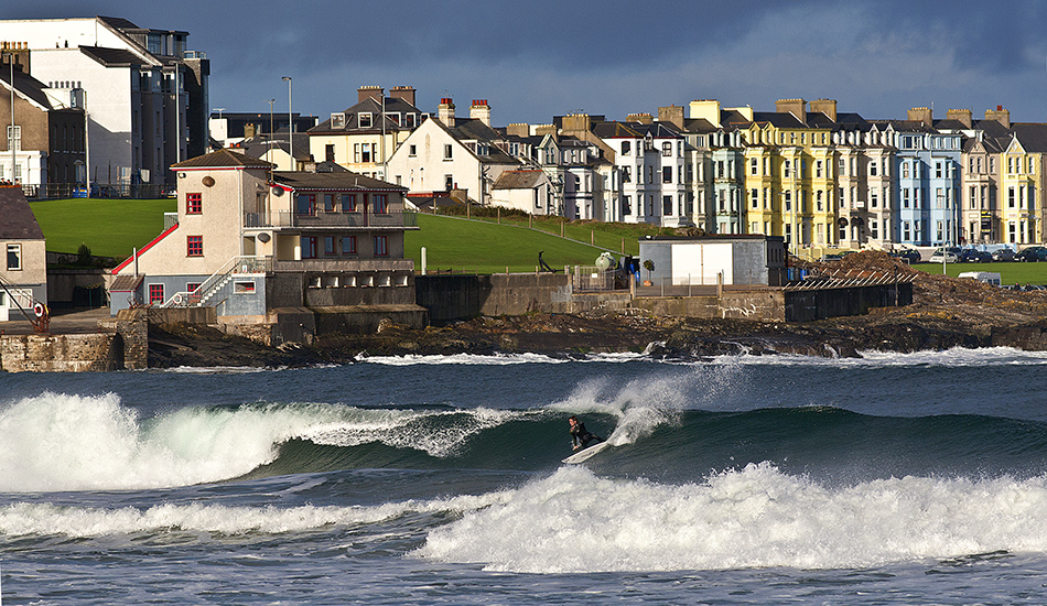 Joss Ash carving hard in Portrush, Northern Ireland. Photo: <a href=\"http://surfphoto.500px.com/home\"> Roger Sharp</a>