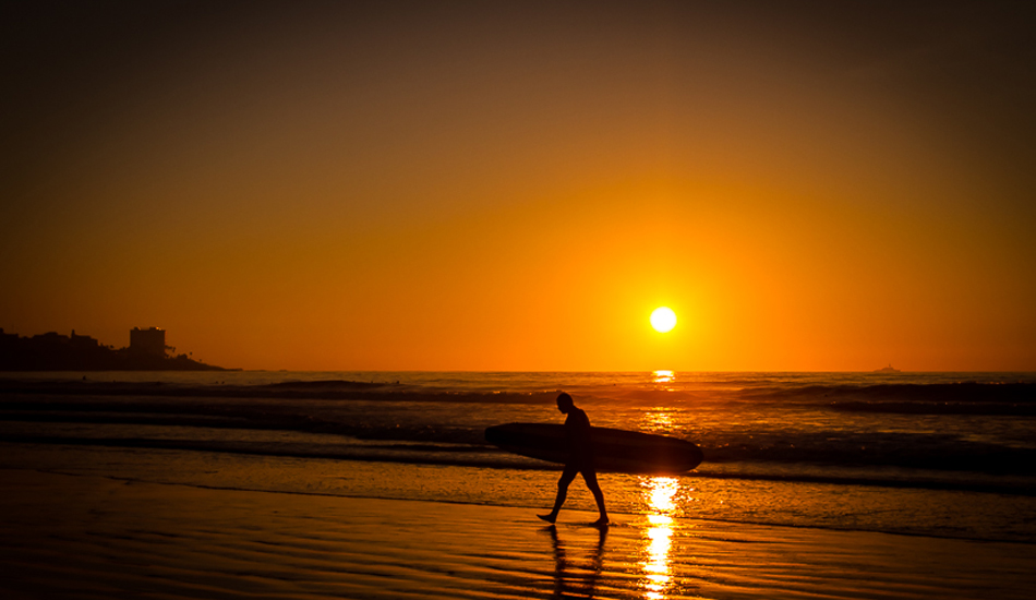 Walking off into the sunset. Photo: <a href=\"http://www.surfingeye.com/\" target=_blank>Ronald Hons</a>.