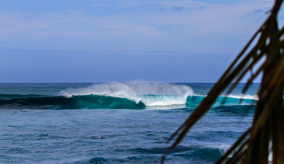 Sunset Beach shows why it\'s one of the North Shore\'s famed breaks. Photo: <a href=\"http://www.surfingeye.com/\" target=_blank>Ronald Hons</a>.