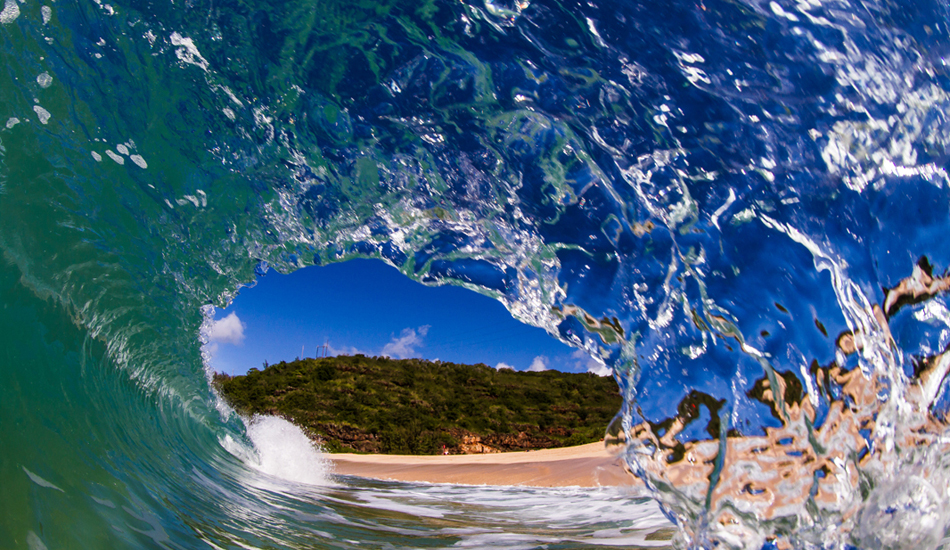 Perfect views of the Waimea Bay shoreline from inside the barrel. Photo: <a href=\"http://www.surfingeye.com/\" target=_blank>Ronald Hons</a>.