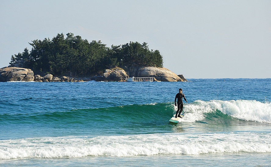 On one of the last calm days of the fall, a local gets a nice peeler with Jo-do Island in the background. Photo: <a href=\"http://www.shannonaston.com/\" target=_blank>Shannon Aston</a>.